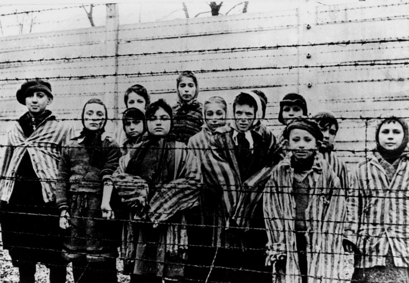 Группа детей из концлагеря Освенцим (Аушвиц)